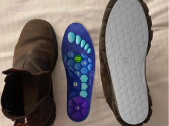 Reviewer photo showing the textured acupressure surface of the Akusoli insole